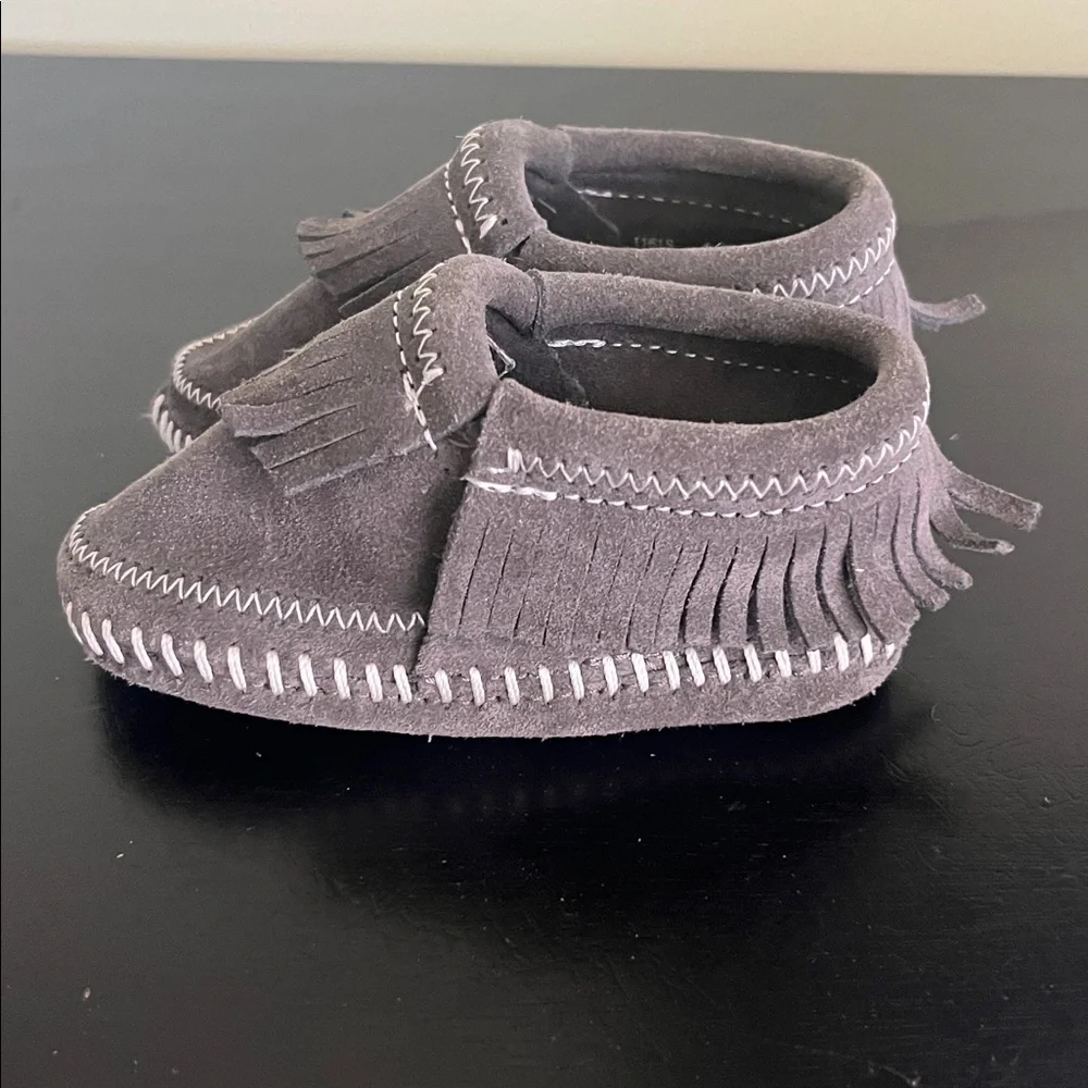 Minnetonka Grey Suede Riley Fringe Moccasin Bootie. Unisex Size 4